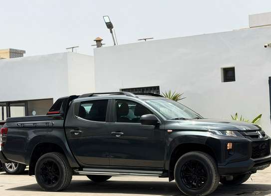 Mitsubishi l200 image 4