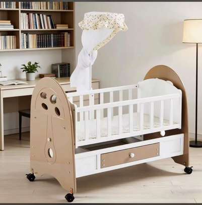 Lit bébé évolutif bois marron blanc avec moustiquaire image 4