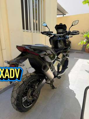 Honda X-ADV touring noir fourche inversée dorée image 3