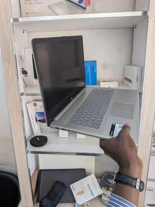 hp Laptop 17) I3 11e generation) 16gb de ram) 1 tera image 2