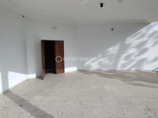 Maison de 1000m2 en face CASINO DAKAR CITY image 5
