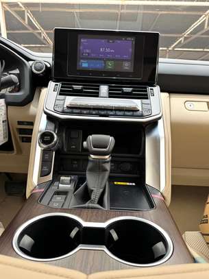 Toyota land cruiser LC300 image 14