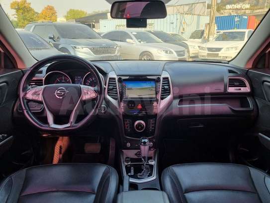 SsangYong Tivoli SUV compact blanc jantes alliage image 5