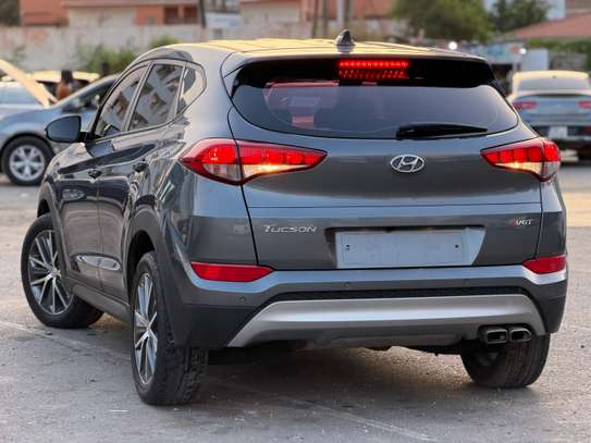 Hyundia Tucson image 4