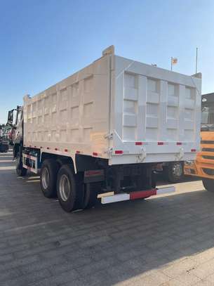 Sinotruck HOWO NX 6X4 image 3