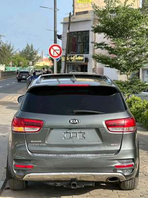 Kia Sorrento image 6