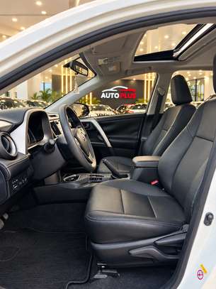 Toyota Rav4 2017 Limited image 8