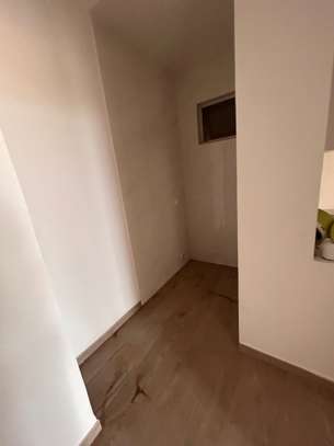 showroom  avec deux portes à louer aux almadies image 12