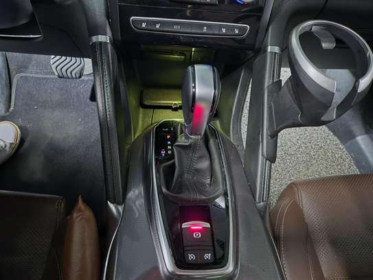 Renault SUV blanc phares LED design moderne image 7