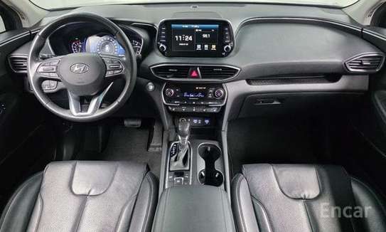 Hyundai Santa Fe essence 2019 full options image 10