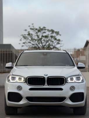 BMW X5 Pack M blanc feux LED avant puissant image 2