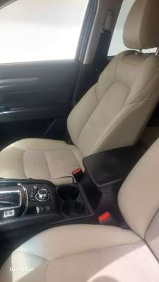 Mazda CX-5 SUV blanc spacieux et fiable image 7