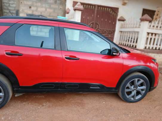 Citroën C4 SUV compact rouge 5 portes image 3