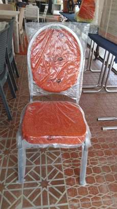 Chaise banquet rouge rembourrée dossier arrondi image 9