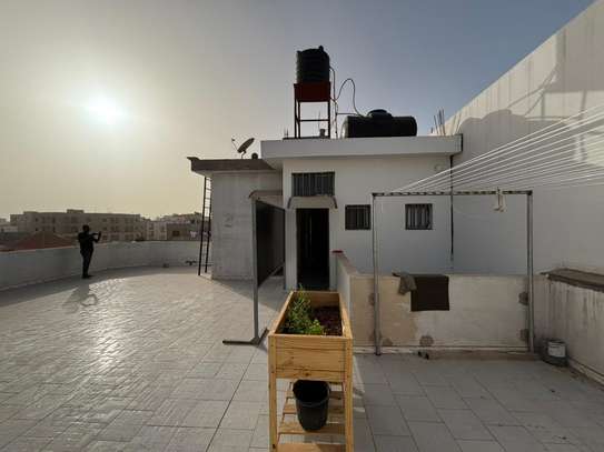 Mini studio meublé lumineux avec terrasse – Maristes Dakar image 7