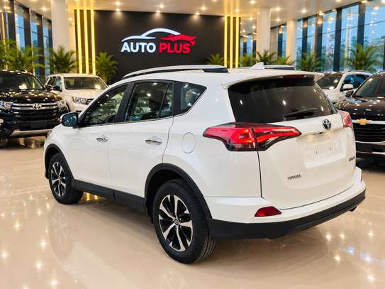Toyota Rav4 2017 Limited image 10
