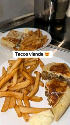 Tacos viande savoureuse avec frites croustillantes image 2