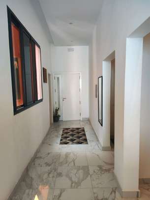 À LOUER APPARTEMENT F3 MEUBLÉ PIED DANS L'EAU PISCINE BIAGUI image 3