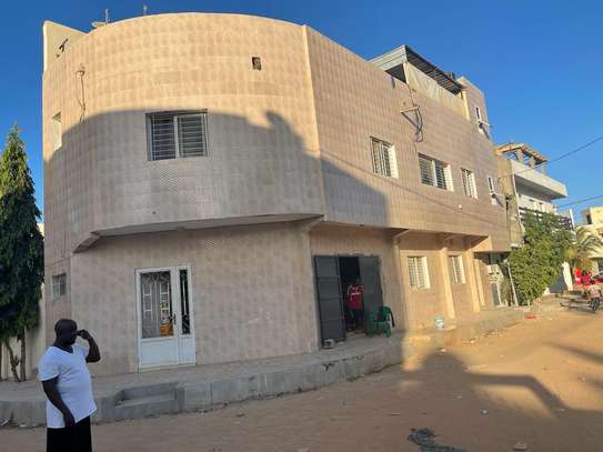 VILLA R+1 à Vendre  253 mètre carré Cité Al bazar Zac mbaw image 9