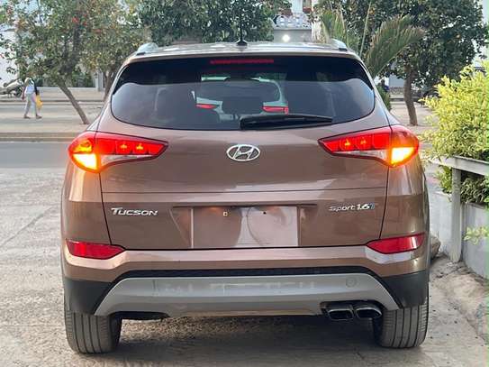 Hyundia Tucson image 3