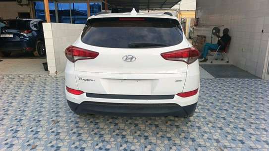 Hyundai Tucson 2017 SUV blanc économique et sûr image 4