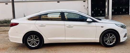 Hyundai sonata image 2