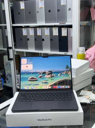 MacBook Pro 2025 M5 1To 24go ram image 2