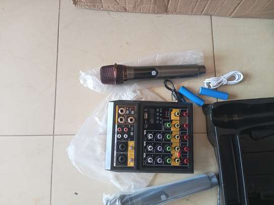 Table de mixage professionnelle avec 2 microphones image 4