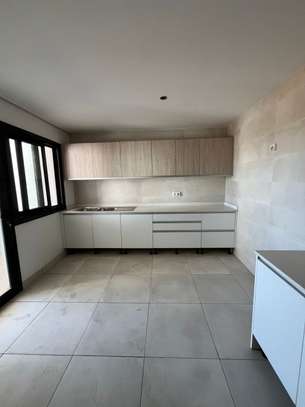 F5 DE 260M² A LOUER image 7