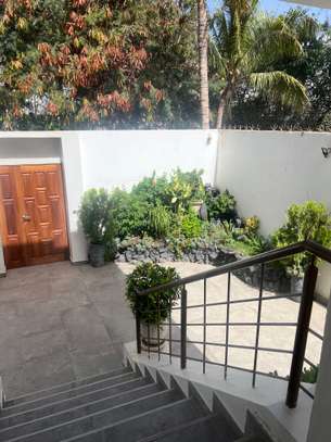 Belle villa vide F7 avec piscine à louer à Mermoz image 9