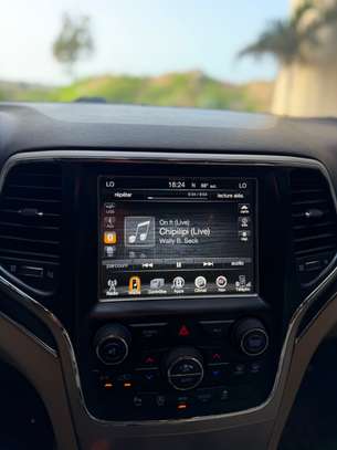 Jeep grand Cherokee image 6