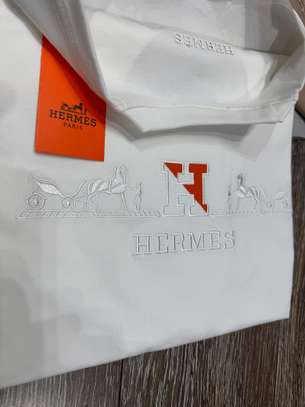 Hermès t-shirt noir et blanc édition limitée détails orange image 2