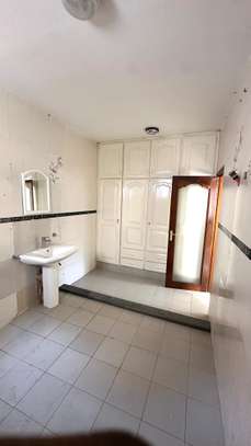 Duplex sécurisé de 4 chambres  à Hann Mariste 2 image 7