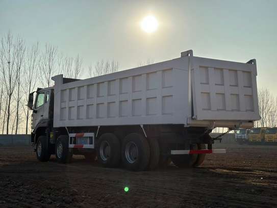 Camion benne Howo 8X4 image 3