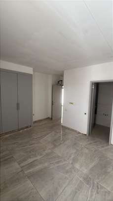 Salle de bain moderne avec douche italienne et WC suspendu image 5