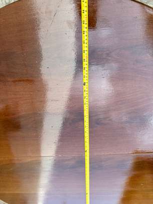 Table ronde bois massif vintage base sculptée image 7