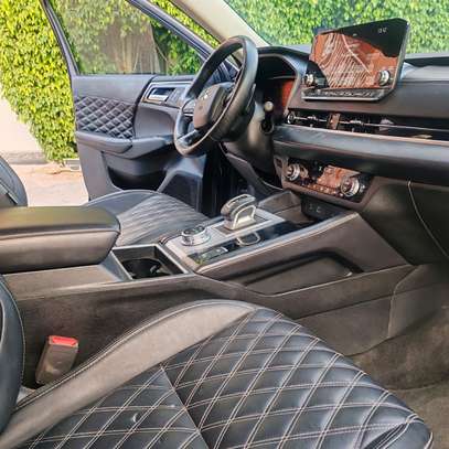 Mitsubishi Outlander SUV noir spacieux et sûr image 8