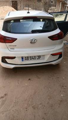 hyundai  Model accent 2019 image 3