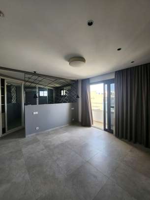 Appartement f4 haut standing au point E avec salle de sport image 3