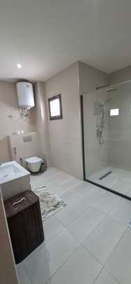 Appartement F4 meublé spacieux de 3 chambres à louer Point E image 8