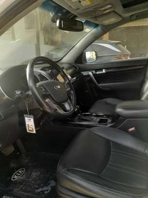 Kia Sorento SUV blanc spacieux et confortable image 2
