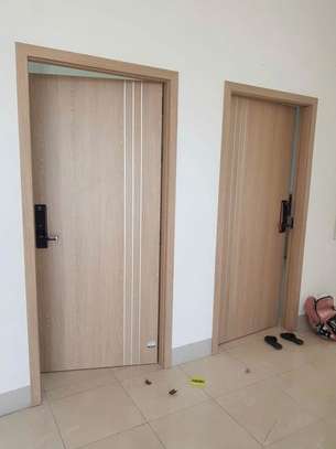 Porte bois clair moderne avec serrure et poignée noire image 3