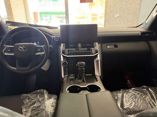 Toyota Land Cruiser VXR 2025 image 3