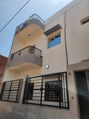 Villa R+1 à louer Mbao image 2