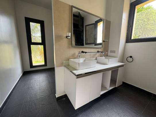 Location magnifique villa F5 Piscine Fann résidence image 11