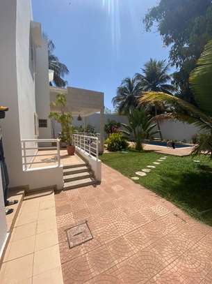 Maison à louer au Almadies image 6