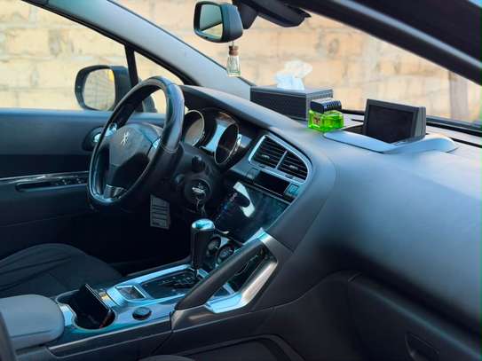 Peugeot 3008 SUV compact noir confort et style image 4