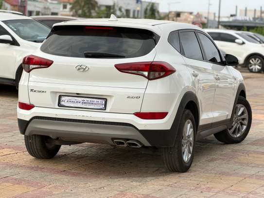 Hyundia Tucson image 6