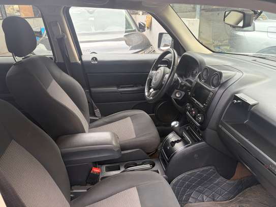 Jeep SUV noir patriot spacieux polyvalent et fiable image 11