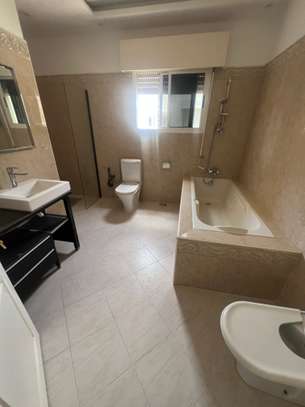 Jolie villa F7 avec piscine aux Almadies image 11